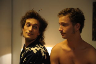 5. GLI ANNI AMARI – da sinistra Nicola Di Benedetto (Mario Mieli), Tobia De Angelis (Umberto)